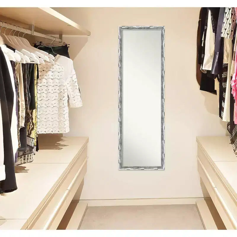 Specchio a figura intera per porta con cornice cromata a onda, con graffi: cornice in polistirene, nessun assemblaggio richiesto