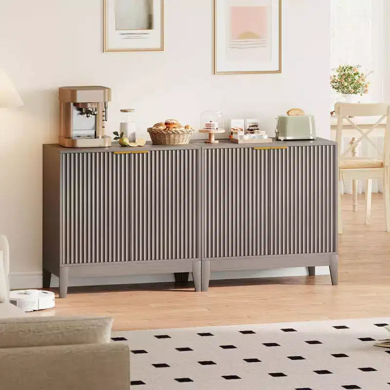 Madia/Credenza da Cucina o Sala da Pranzo Moderna con Ante Scanalate da 31,5 Pollici, Maniglie Dorate e Ripiano Regolabile, Finitura Rovere
