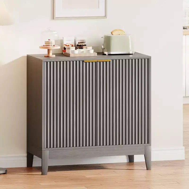Madia/Credenza da Cucina o Sala da Pranzo Moderna con Ante Scanalate da 31,5 Pollici, Maniglie Dorate e Ripiano Regolabile, Finitura Rovere