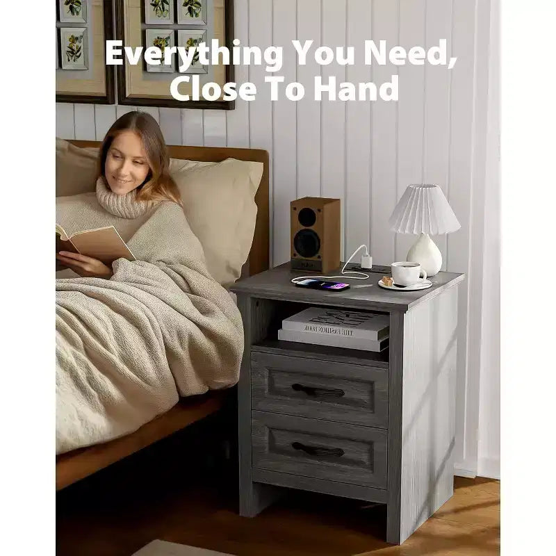 Set di 2 Comodini Rustici con Stazione di Ricarica, Tavolini da Notte Larghezza 48 cm con 2 Cassetti, USB, 2 Prese AC, Tavolino per Camera da Letto, Grigio